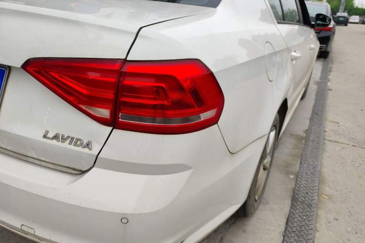 Used Volkswagen Lavida 2015 1.6L Automatic Fashion Edition Right Rear Taillight