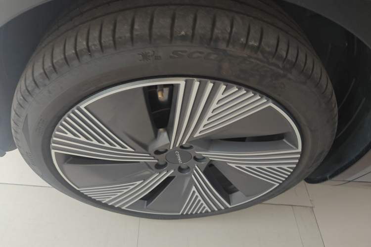 Used Lynk & Co 08 EM-P 2025 220 km All-Wheel-Drive Performance Halo Left Front Wheel Hub