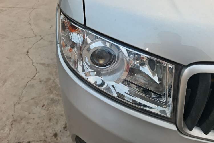 Used Jinbei Hiace X30 2023 1.5L Super-Comfortable Passenger Van 5/6/7-Seater Non-Air-Conditioned Version Model SWC15M