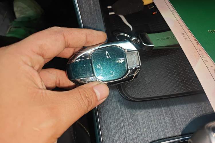 Used GAC Trumpchi GS8 2022 Linghang Series 2.0 TGDI Two-Wheel-Drive Luxury Smart Connectivity Version (7 Seats) Vehicle Key