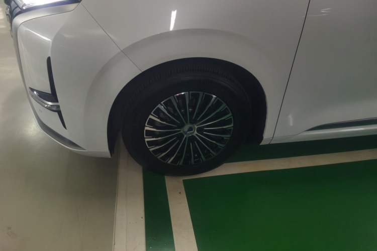 Used Denza D9 2022 DM-i 1040 Prestige Model
