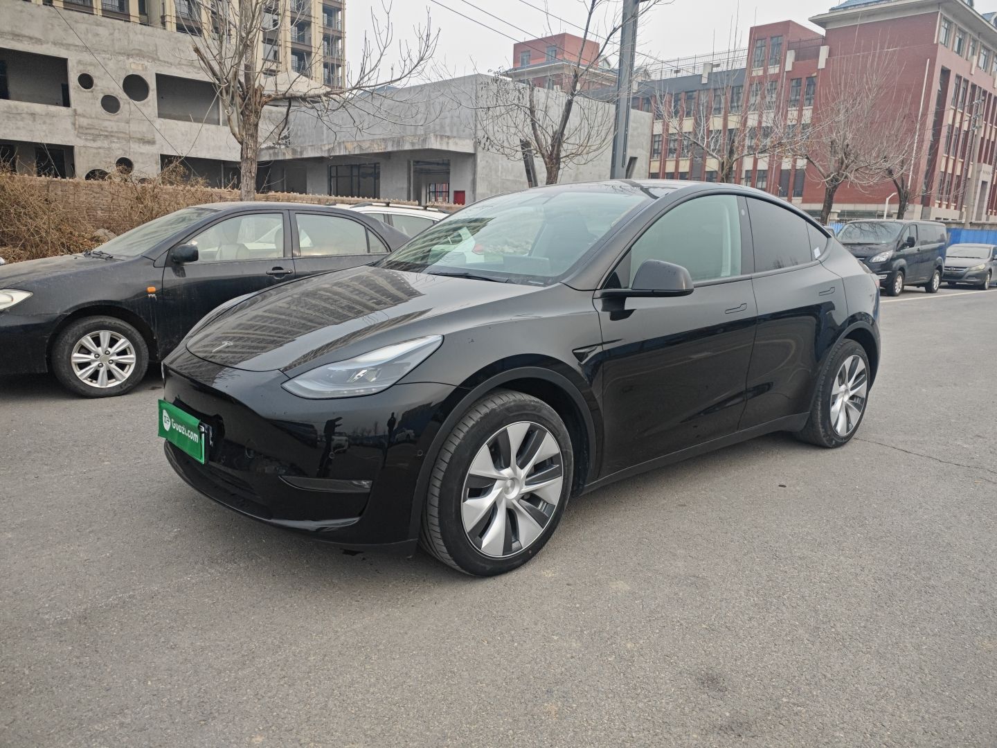 Под передней частью автомобиля