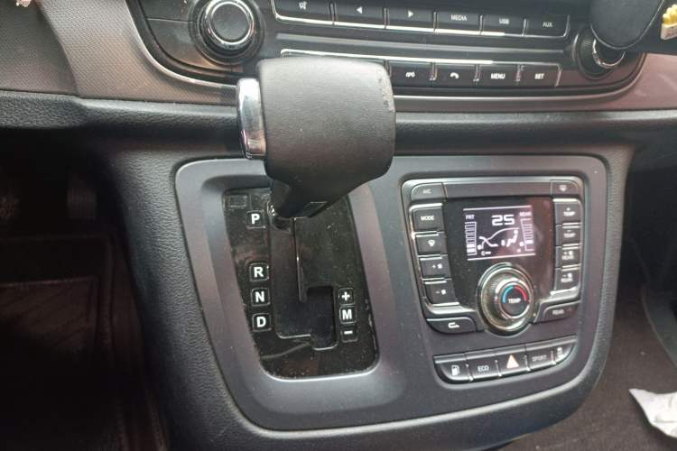 Used SAIC MAXUS G10 2016 2.0T Automatic Executive Edition Gear Lever