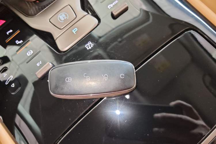 Used Denza D9 2022 DM-i 970 Four-Wheel Drive Prestige Model