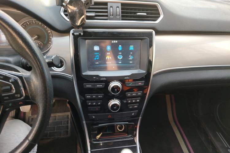 Used Haval H2 2014 1.5T Manual Two-Wheel Drive Elite Edition Audio And AC Panel