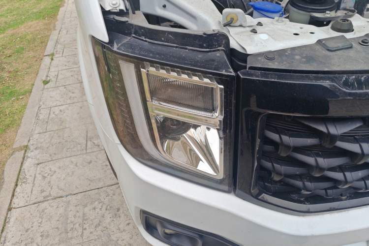 Used JMC Fushun 2025 2.0T 6MT Diesel Short-Wheelbase Low-Roof Commercial Multi-Purpose Passenger Vehicle with 5/6 Seats and Twin-Swing Tailgate Right Front Headlight