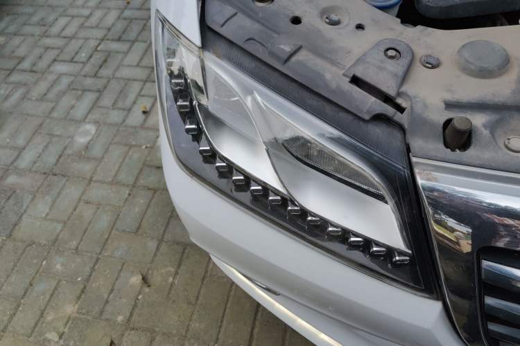 Used Haval H2 2015 1.5T Automatic Two-Wheel Drive Elite Edition Right Front Headlight