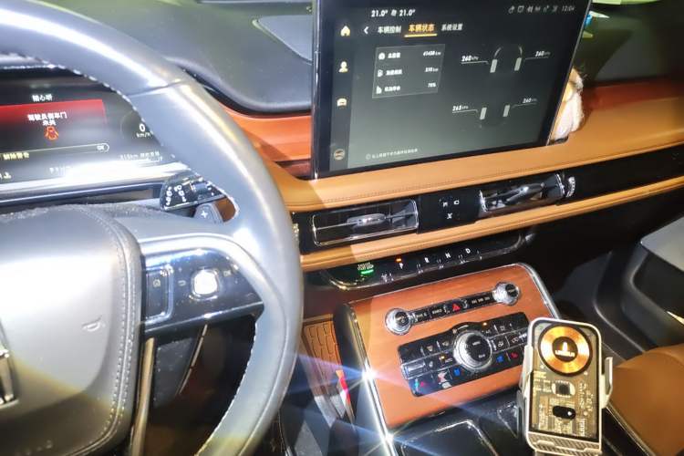 Used Lincoln Aviator 2021 3.0T V6 All-Wheel-Drive Executive Edition Audio And AC Panel