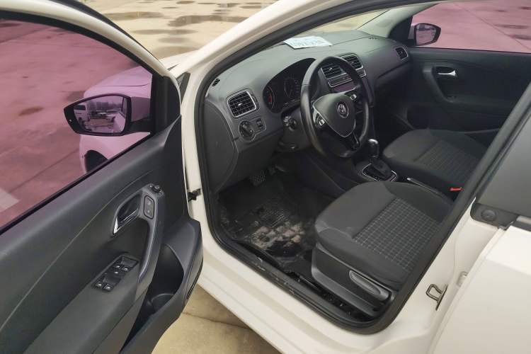 Used Volkswagen Polo 2016 1.6L Automatic Comfort Model
