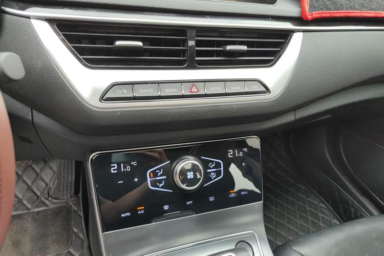 Used Hongqi H5 2022 Classic Model Facelift 1.5T DCT Qiyun Edition Audio And AC Panel