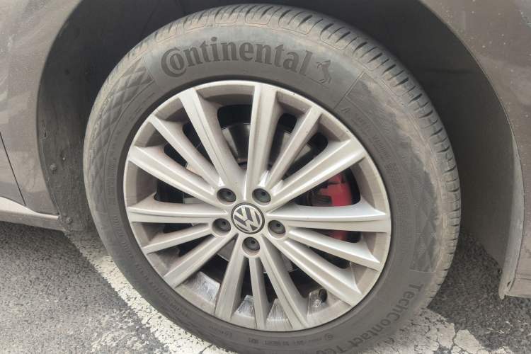 Used Volkswagen Gran Lavida 2013 1.4 TSI Manual Comfort Model Right Front Wheel Hub