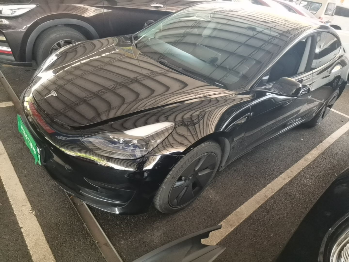 Под передней частью автомобиля