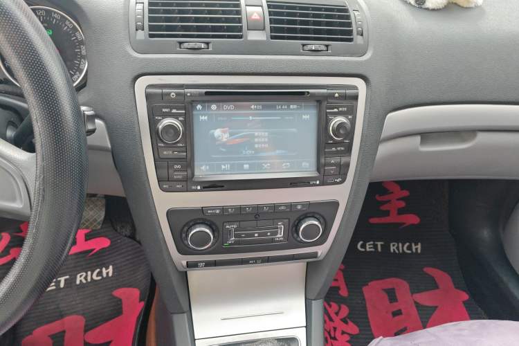 Used Skoda Octavia 2014 1.6L Automatic Yijun Edition Audio And AC Panel