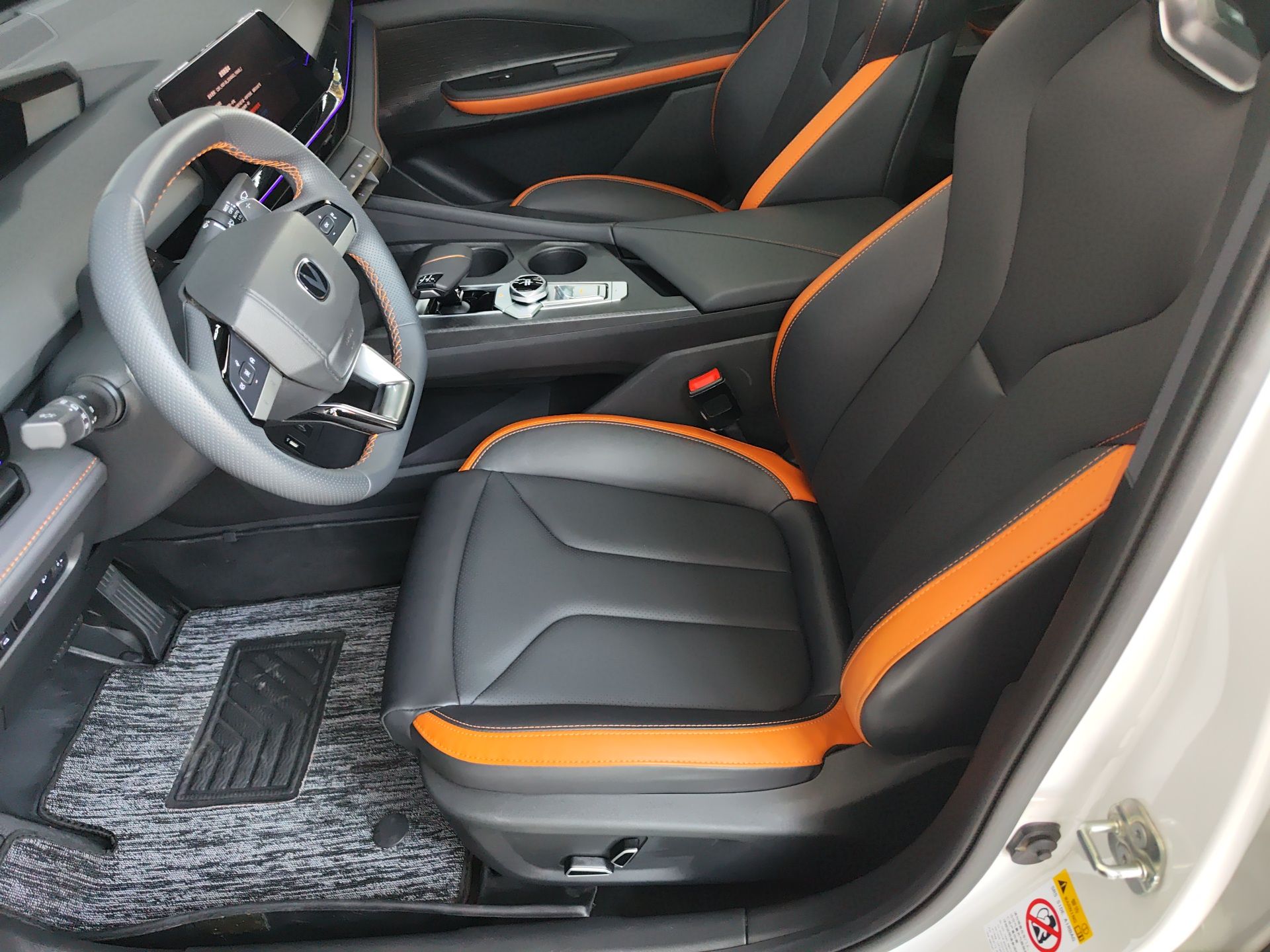 Переднее сиденье в автомобиле