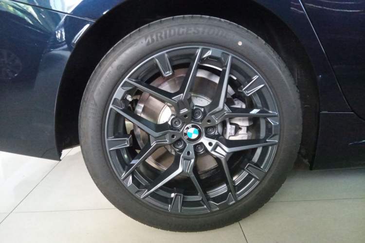 Used BMW 3 Series 2025 330Li M Sport Shadowline Package Right Rear Wheel Hub