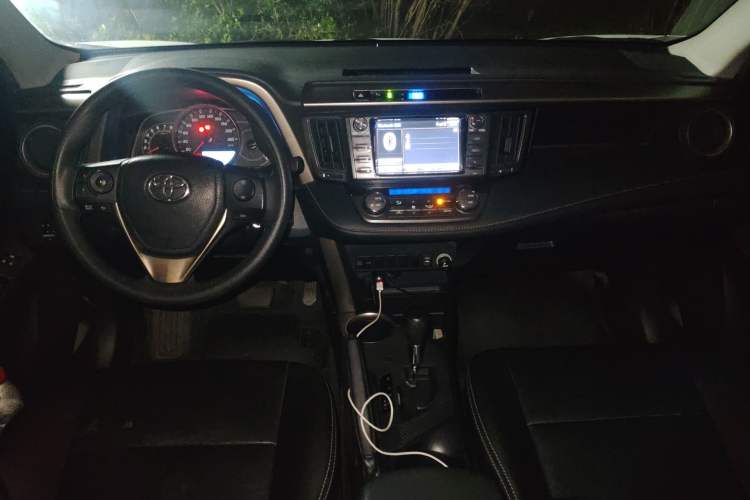 Used Toyota RAV4 2015 2.0L CVT Two-Wheel Drive Fashion Edition