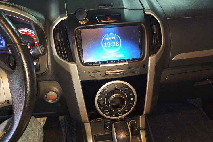 Used Isuzu mu-X 2017 3.0T Four-Wheel Drive Automatic Luxury 7-Seater China V Emission Standard
