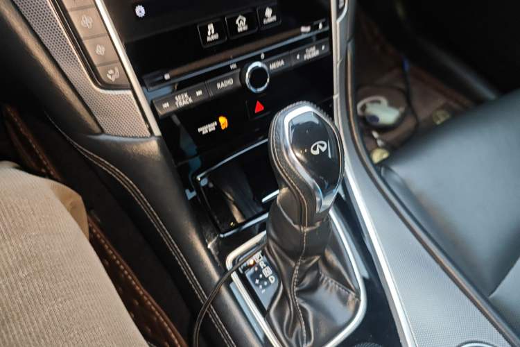 Used Infiniti Q50L 2018 2.0T Enjoyment Edition China V standard Gear Lever