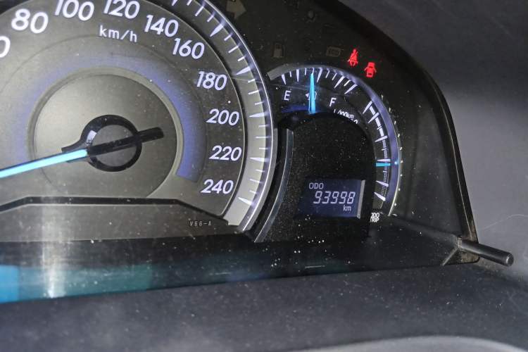 Used Toyota Camry 2015 2.0G Premier Edition Odometer Close Up