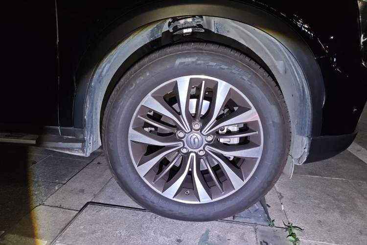 Used GAC Trumpchi GS8 2017 320T Two-Wheel Drive Luxury Smart Connectivity Version (7 Seats) Right Front Wheel Hub