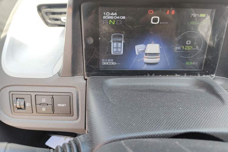 Used Wuling Hongguang MINIEV 2021 Macaron Sandwich Model 170 km Lithium Ternary Odometer Close Up