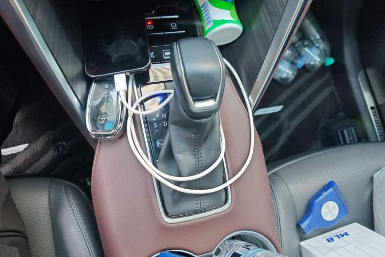 Used Toyota Harrier 2023 Dual-Engine 2.5L CVT Two-Wheel Drive Luxury Edition