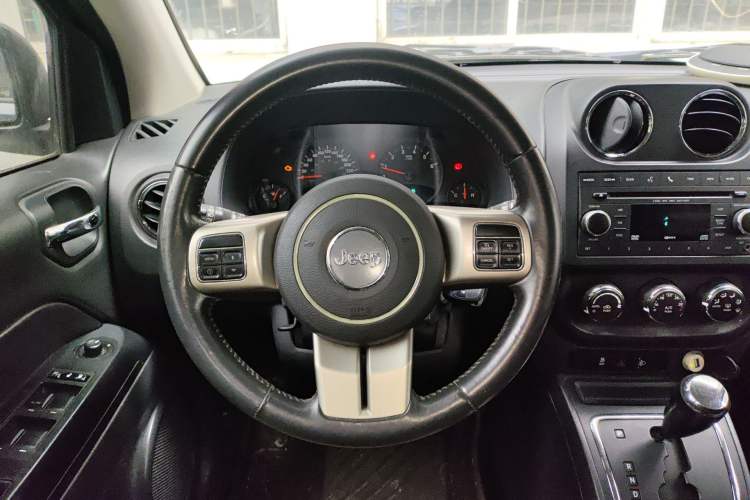 Used Jeep Compass 2012 2.4L four-wheel-drive sport version