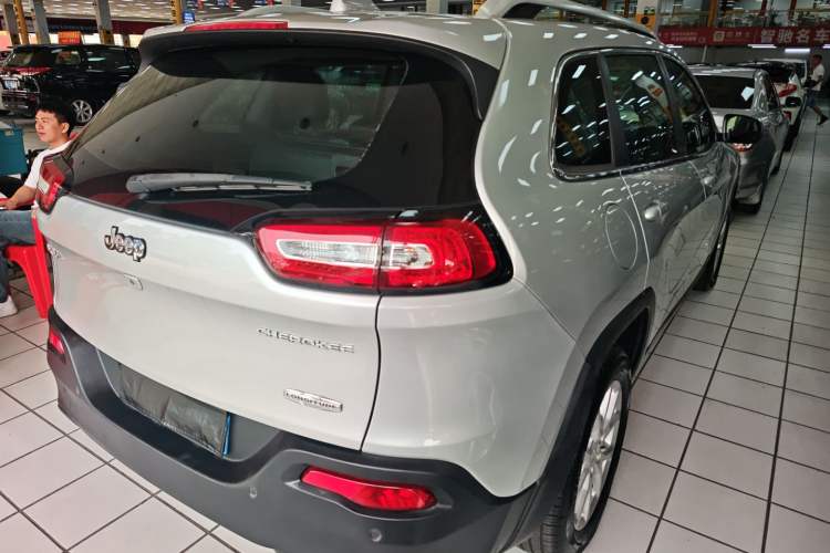 Used Jeep Cherokee 2017 2.0L Superior Edition Rear Right 45 Deg