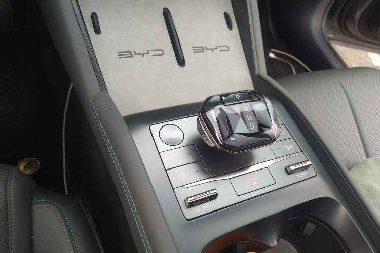 Used BYD Qin L 2024 DM-i 120KM Leading Model Gear Lever