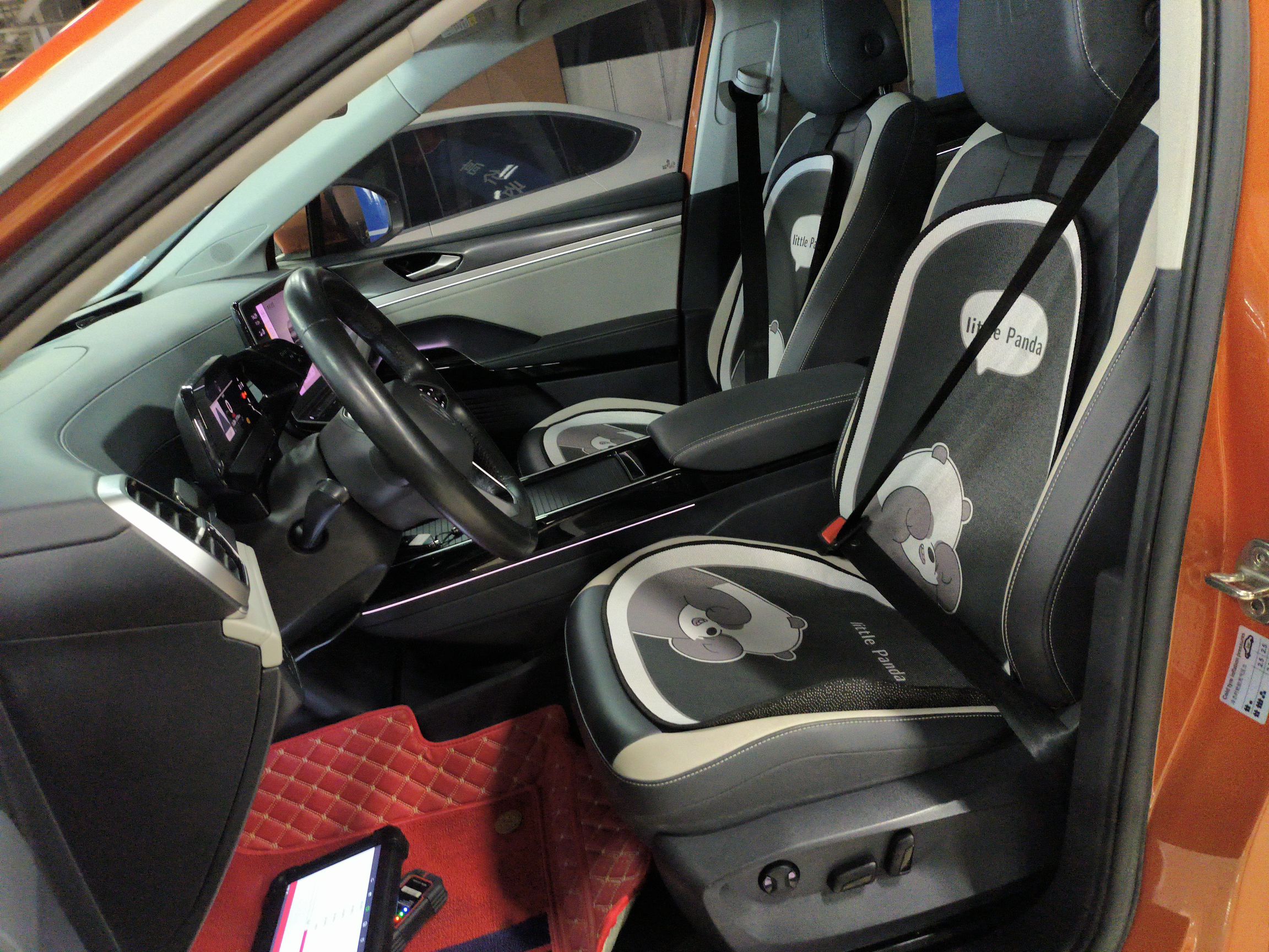 المقاعد الأمامية داخل السيارة