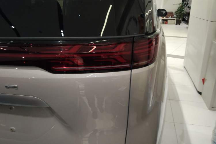 Used Denza D9 2024 DM-i 1050 Luxury Model
