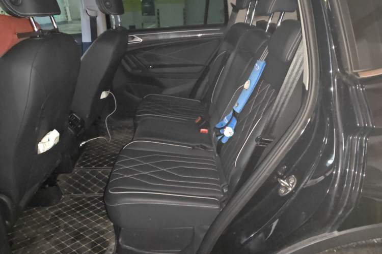 Used Volkswagen Tiguan L 2025 Model Outstanding Version 330TSI Automatic Two-Wheel Drive R-Line Longyao Edition Left Rear Seat