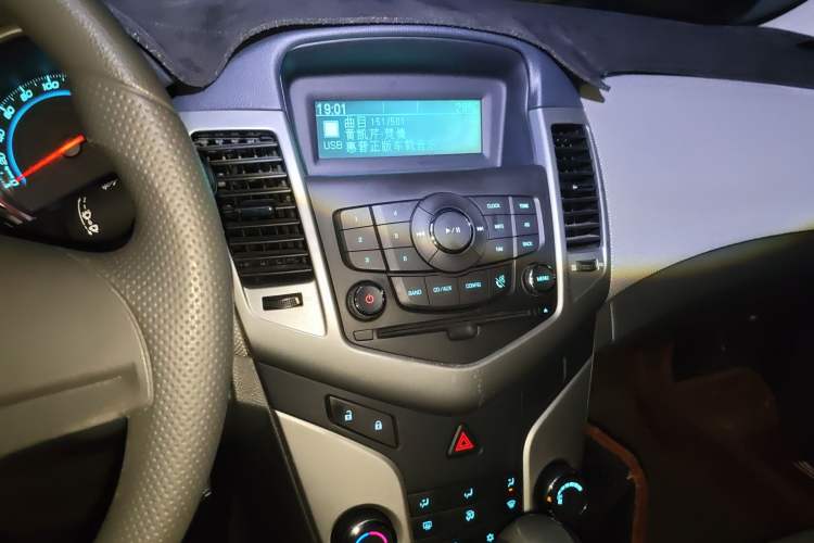 Used Chevrolet Cruze 2013 1.8L SE AT Audio And AC Panel