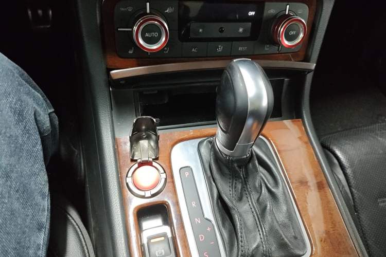 Used Volkswagen Touareg 2011 3.0 TSI High-End Version Gear Lever