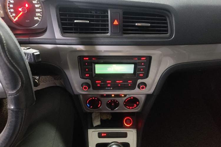 Used Volkswagen Gran Lavida 2013 1.6L Manual Fashion Model

