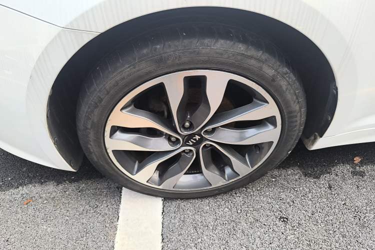 Used Kia K5 2015 2.0L Automatic LUX Left Front Wheel Hub