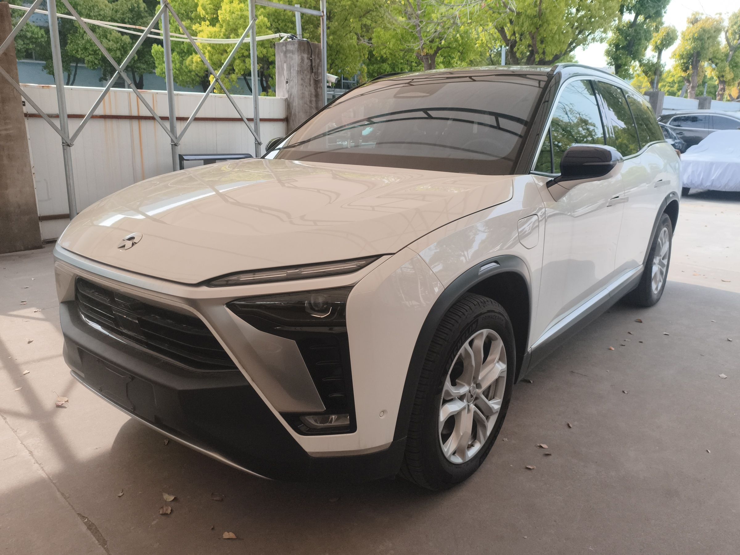 Под передней частью автомобиля