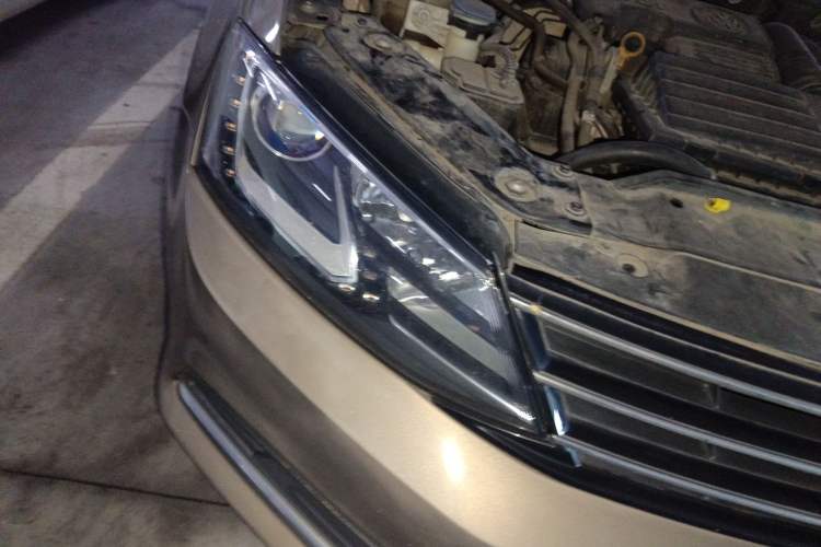 Used Volkswagen Sagitar 2015 230TSI Automatic Comfort Version Right Front Headlight