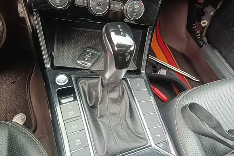 Used Volkswagen Passat 2019 330TSI Luxury Edition China VI Standard Gear Lever