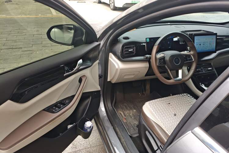 Used BYD Qin PLUS 2024 HONOR Edition DM-i 55KM Leading Model Driver Seat