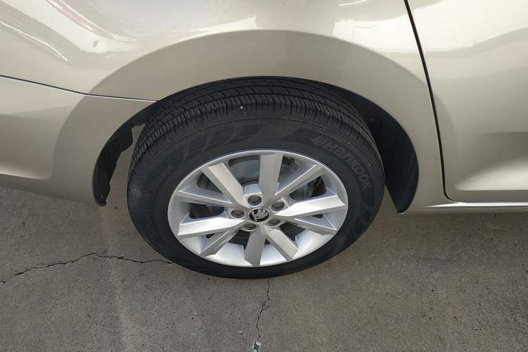 Used Skoda Rapid 2015 1.6L Automatic Smart Selection Model
