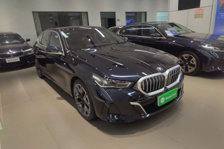 Used BMW 5 Series 2025 530Li Luxury Edition M Sport Package Front Right 45 Deg