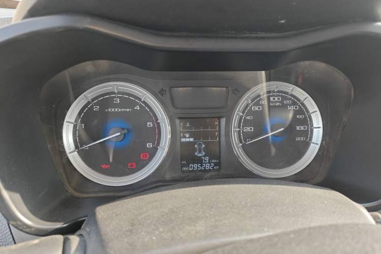 Used Isuzu JLM 2018 2.5T Two-Wheel Drive Diesel Luxury Version with Extended Cargo Bed JE4D25Q5A
