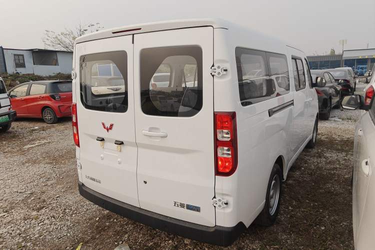 Used Wuling Yangguang 2024 300KM Comfort Version Passenger Van 75kW
