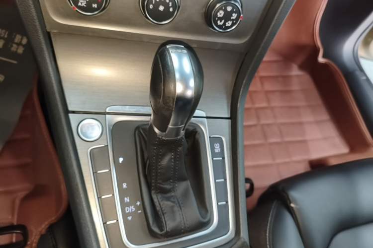 Used Volkswagen Golf 2015 1.4TSI Automatic Luxury Model Gear Lever
