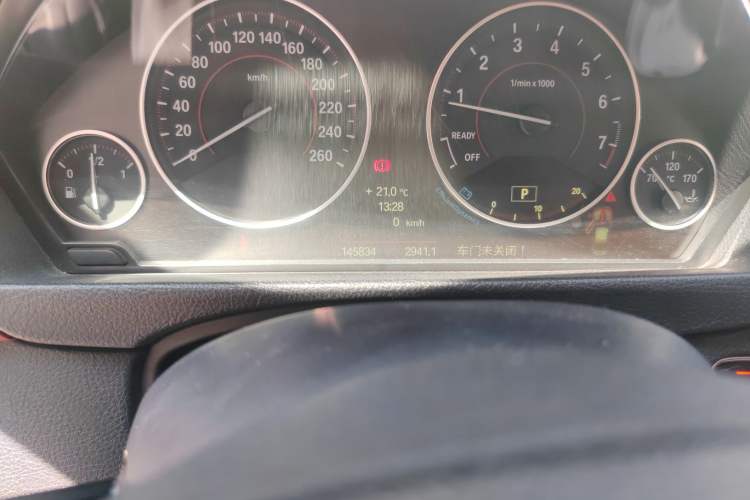 Used BMW 3 Series 2013 320i Sport Design Package Odometer Close Up