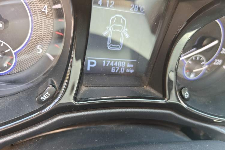 Used JMC Yusheng S350 2013 2.4T Automatic 2WD Diesel Luxury Edition 5 Seats Odometer Close Up