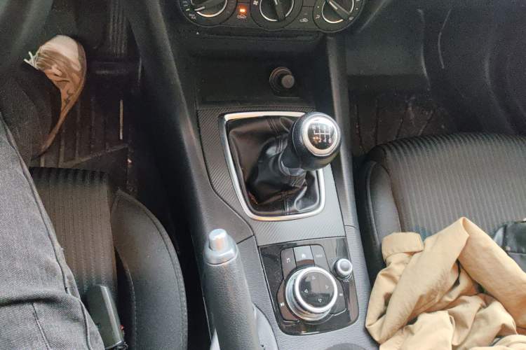 Used Mazda 3 Axela 2014 Sedan 1.5L Manual Comfort Model