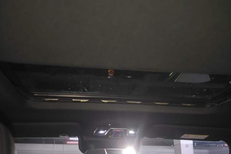 Used 212 T01 2024 2.0T Explorer
