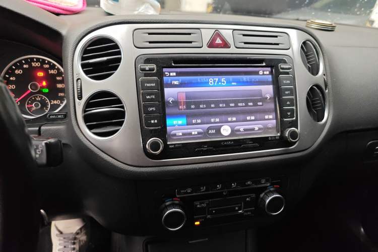 Used Volkswagen Tiguan 2010 1.8 TSI Automatic Two-Wheel Drive Urban Edition Audio And AC Panel